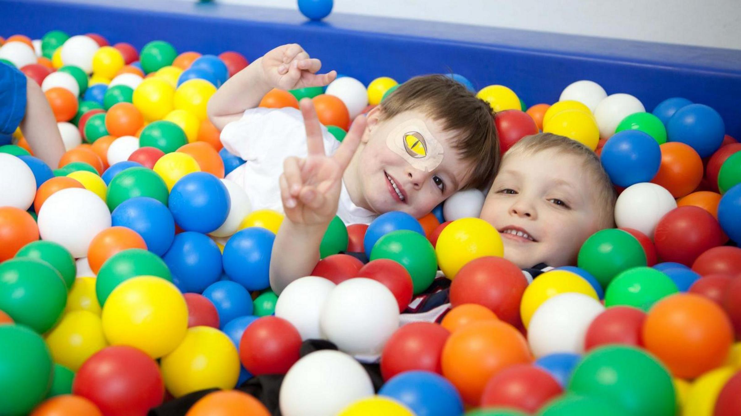 Kinder im Bällebad